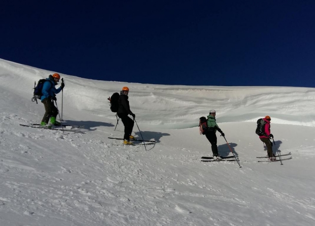  Quatre skieurs hors-piste 